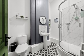 Un bagno con toilette, lavandino e doccia.