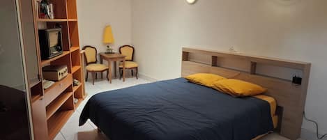 Iron/ironing board, Internet, bed sheets