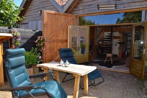 Outdoor dining - Holiday home in Limmen with swimming pool (Limmen)
