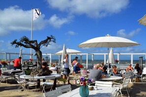 Outdoor dining - Holiday home in Limmen with swimming pool (Limmen)