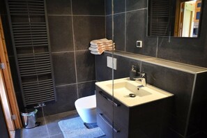 Bathroom - Holiday home in Limmen with swimming pool (Limmen)