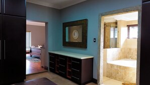 Een moderne badkamer met een bad, een wastafel met lades en een spiegel.