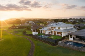 A residential area with houses, a swimming pool, and a golf course. - Hale Olina by Alekona Kauai (Koloa)