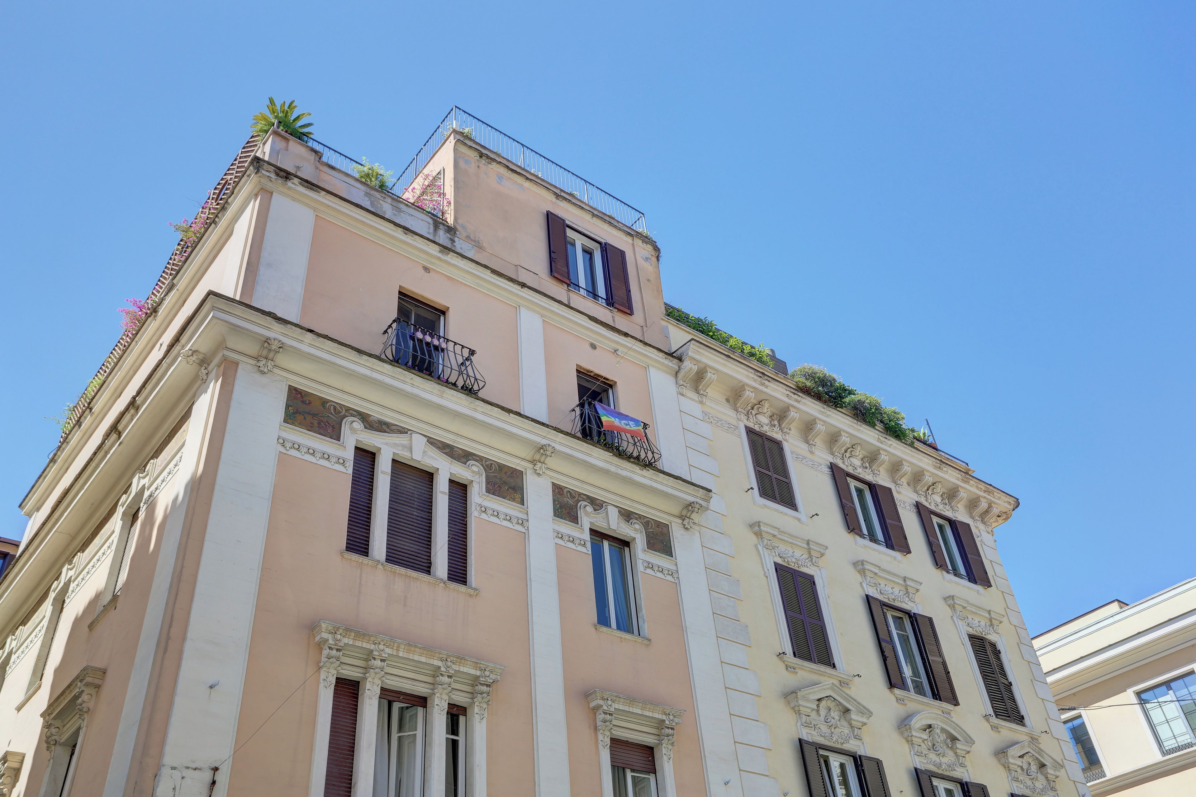Un edificio de varios pisos con balcones, ventanas amplias y detalles arquitectónicos decorativos.