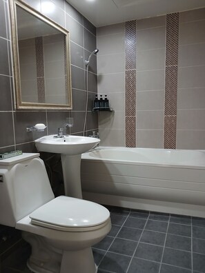 A bathroom with a toilet, sink, and bathtub. - Prada Motel (Yangpyeong-gun)