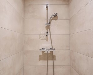 A shower with a handheld showerhead and a wall-mounted faucet. - Secret du Lac - Gérardmer, Vosges (Gérardmer)