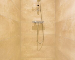 A shower with a handheld showerhead and a wall-mounted control panel. - Écume du Lac - Gérardmer, Vosges (Gérardmer)