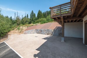 Ein Gebäude mit einer Holzterrasse und einer Steinwand.