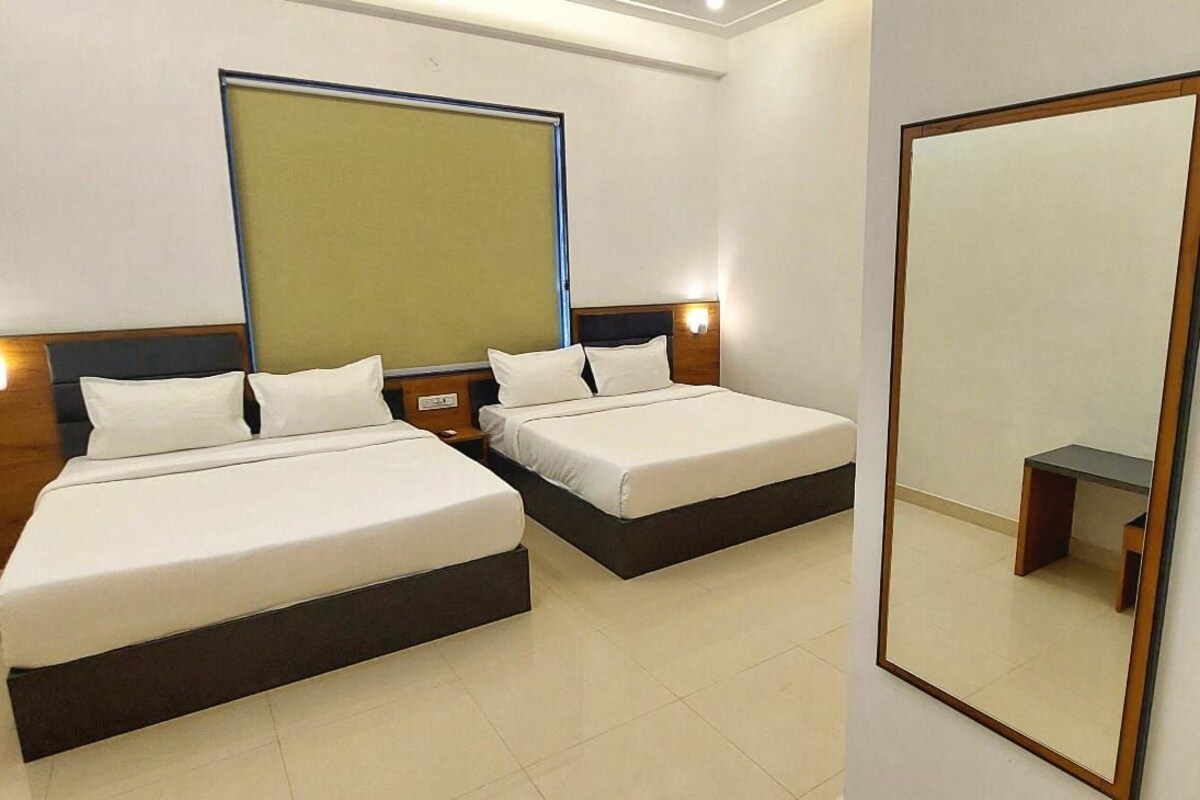 Family Room | Desk, laptop workspace, free WiFi