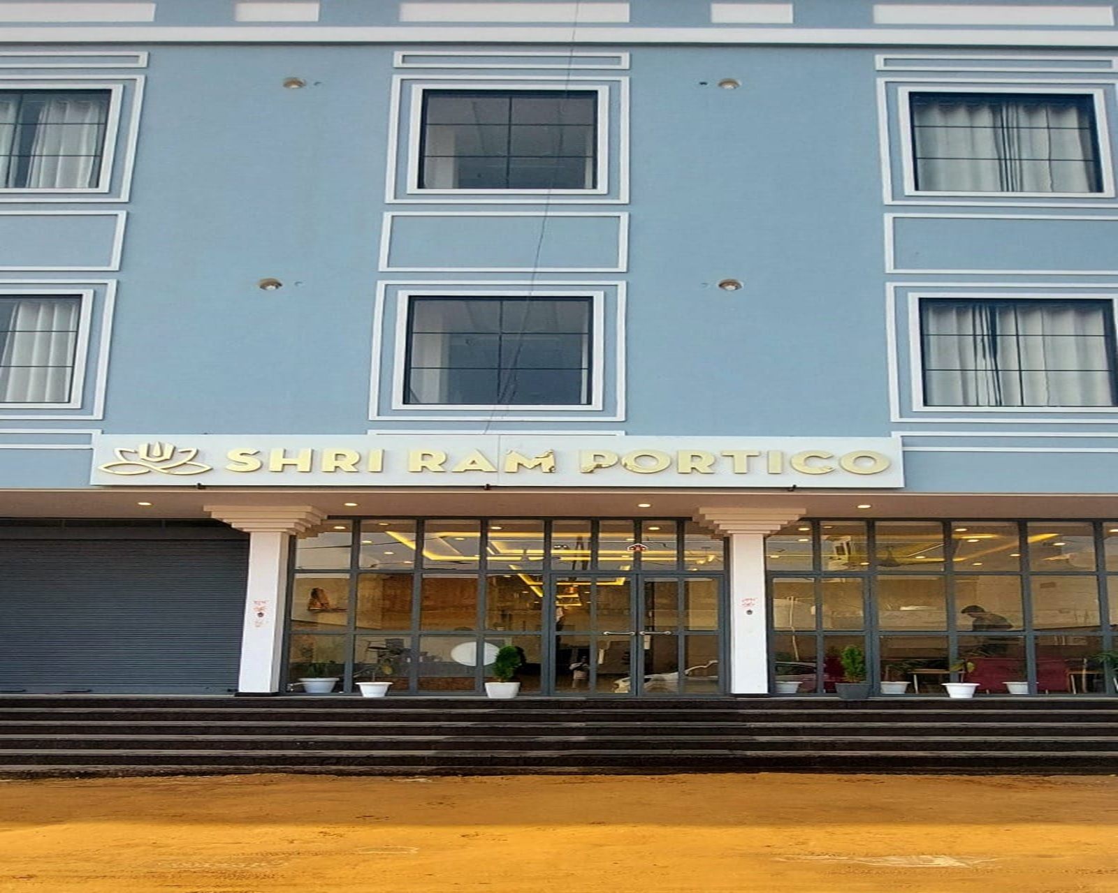 Un edificio con un letrero que dice 'SHRI RAM PORTICO'.