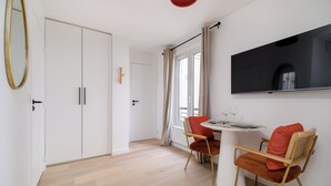 Dining - Cozy Studio (Paris)