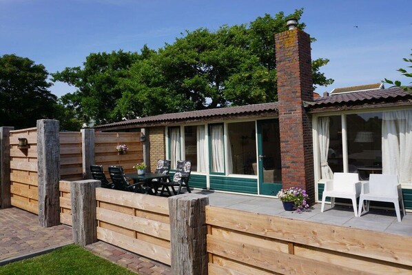 Outdoor dining - Holiday home with 1 bedroom (Callantsoog)