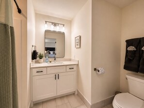 Bathroom - New Pige Forge Condo | Mtn View - Walk Everywhere (Pigeon Forge)
