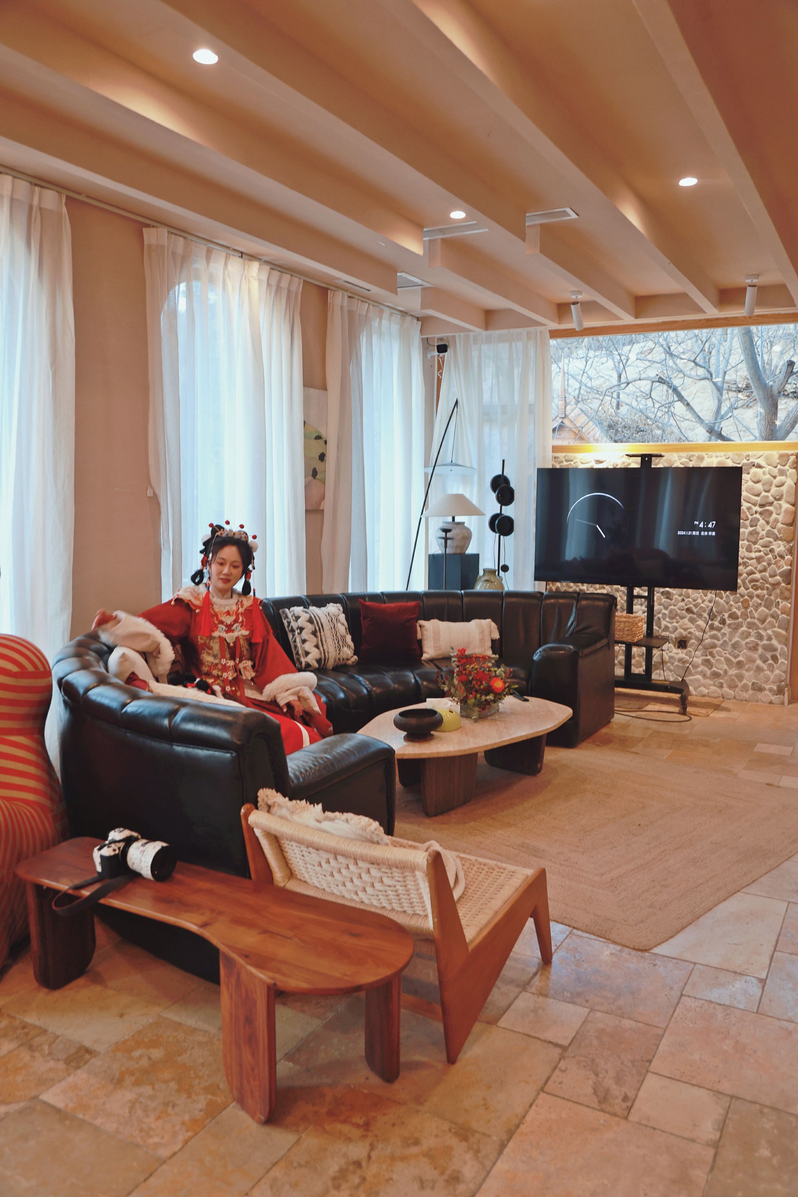 Una sala moderna con un sofá, una mesa de centro y un televisor.