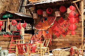 Una estructura de madera tradicional con detalles rojos y caracteres chinos.