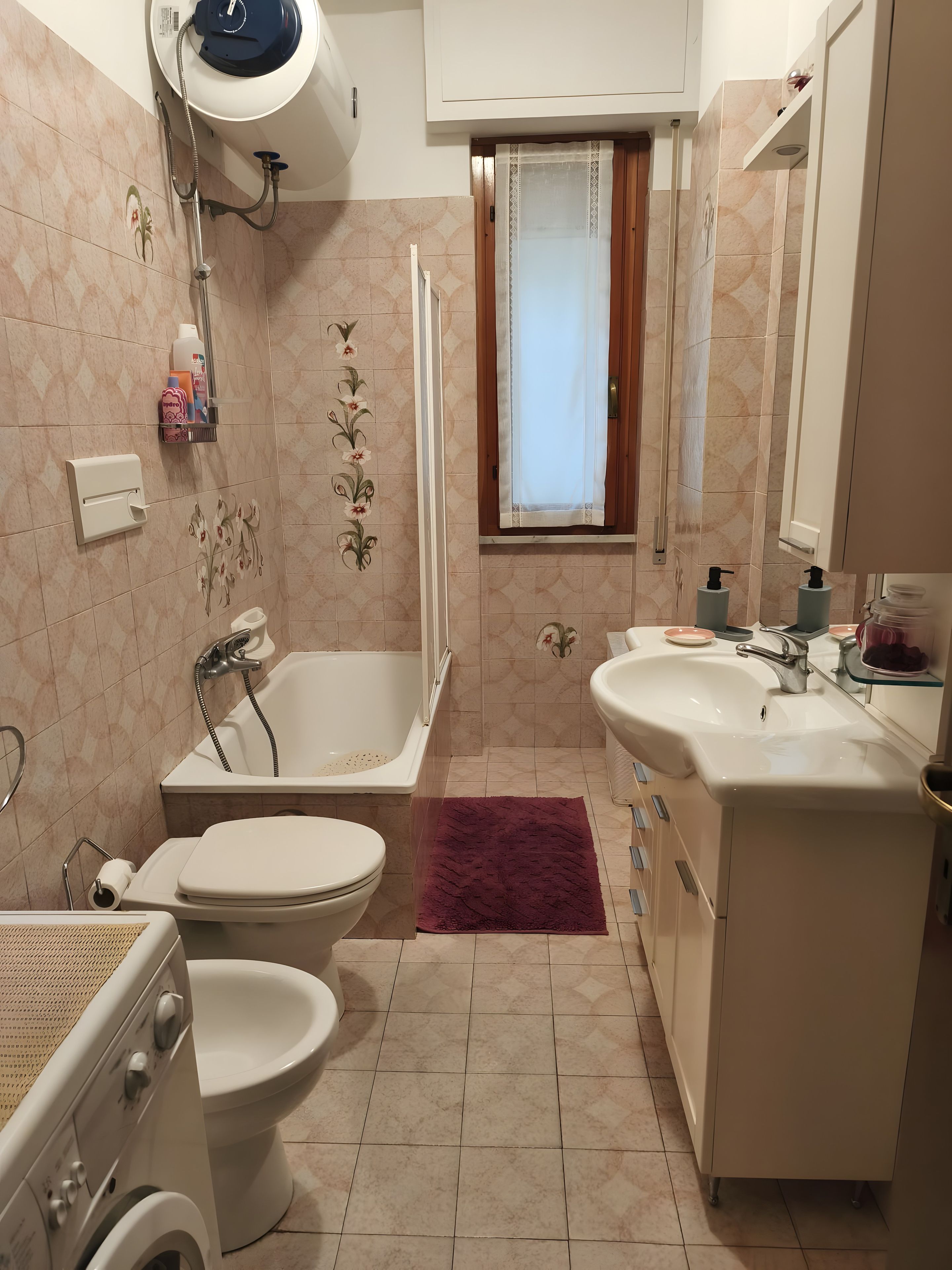 Une salle de bain avec une baignoire, des toilettes et un lavabo.