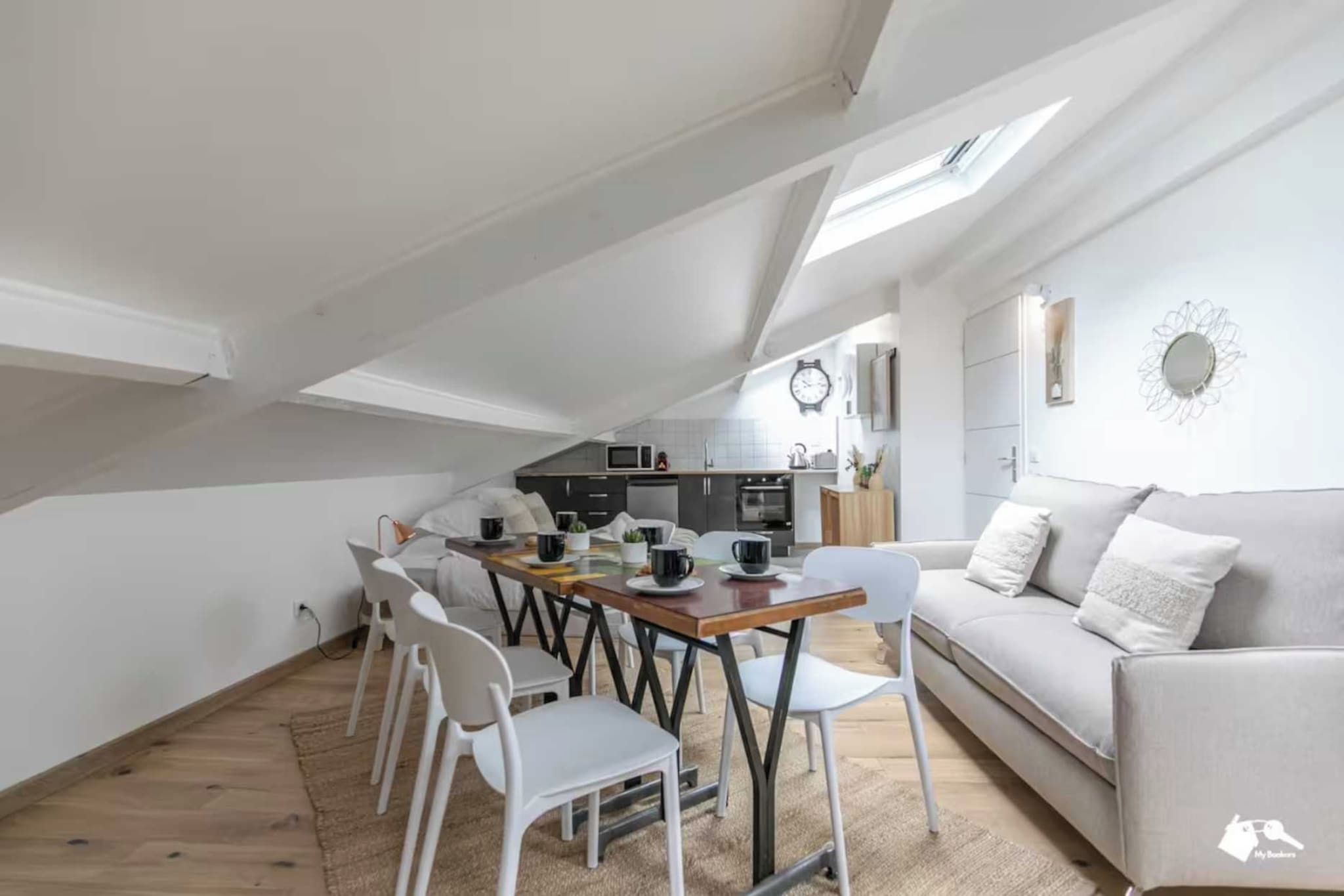 Eine moderne Lofts-Wohnung mit Essbereich, Küche und Wohnraum.