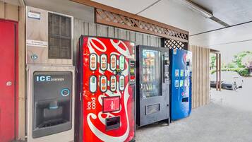 En række automater, herunder en ismaskine, en Coca-Cola automt og en Pepsi automt.