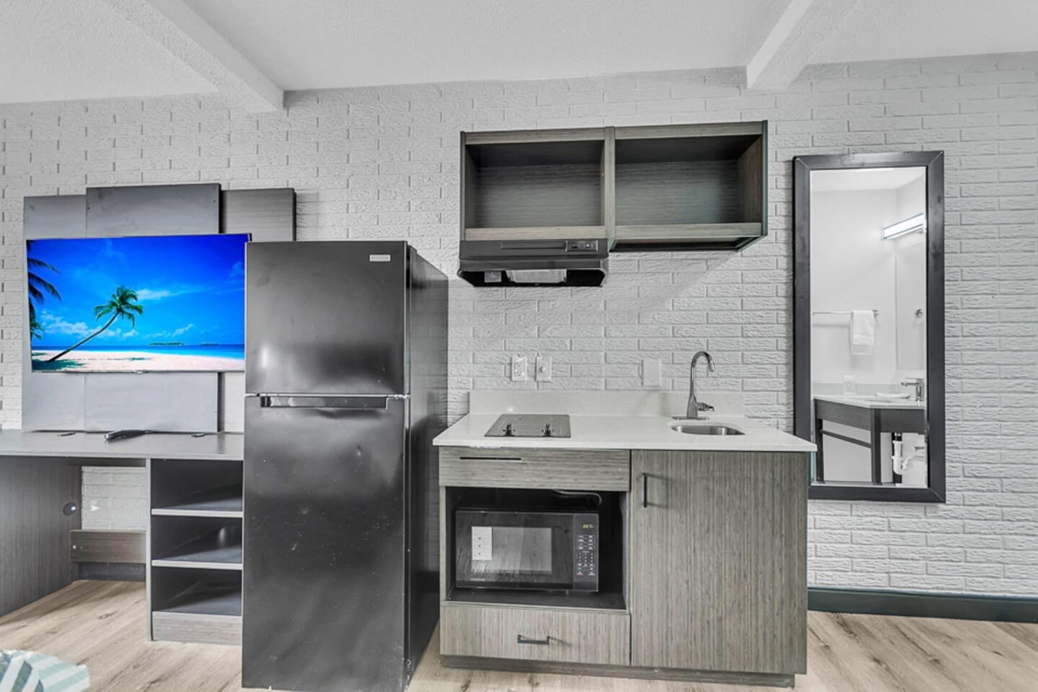 Coffee/tea maker, fridge, microwave, stovetop