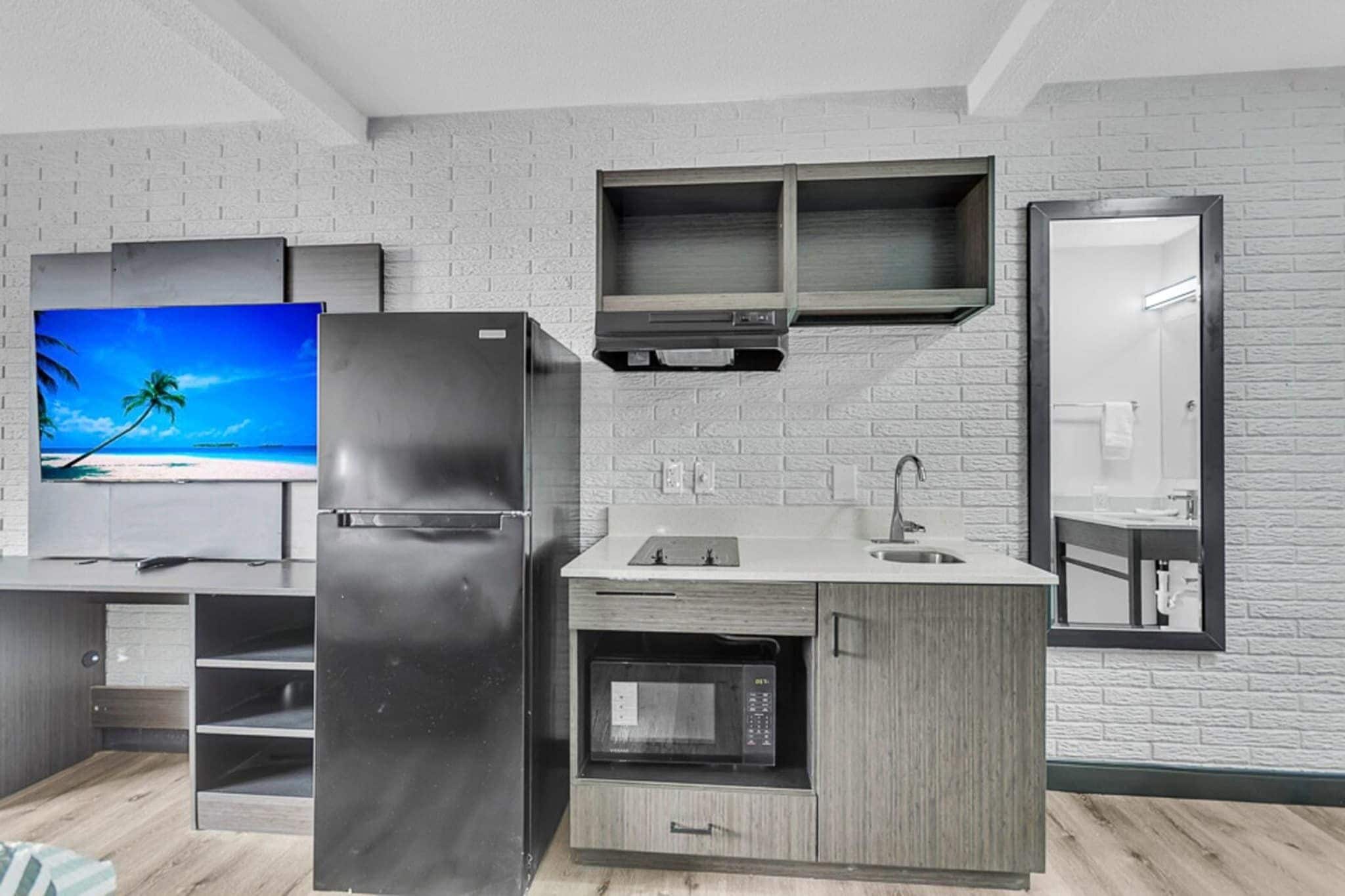 Coffee/tea maker, fridge, microwave, stovetop