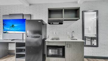 Coffee/tea maker, fridge, microwave, stovetop