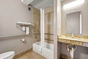Un baño con bañera, inodoro y lavabo.