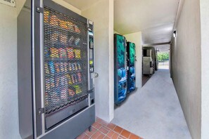 Passadís amb un espai de servei que inclou quadres elèctrics i un refrigerador d'aigua.