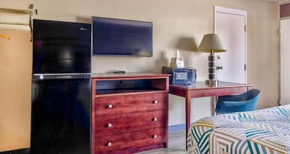 2 Queen Beds | Smoking, Micfridge