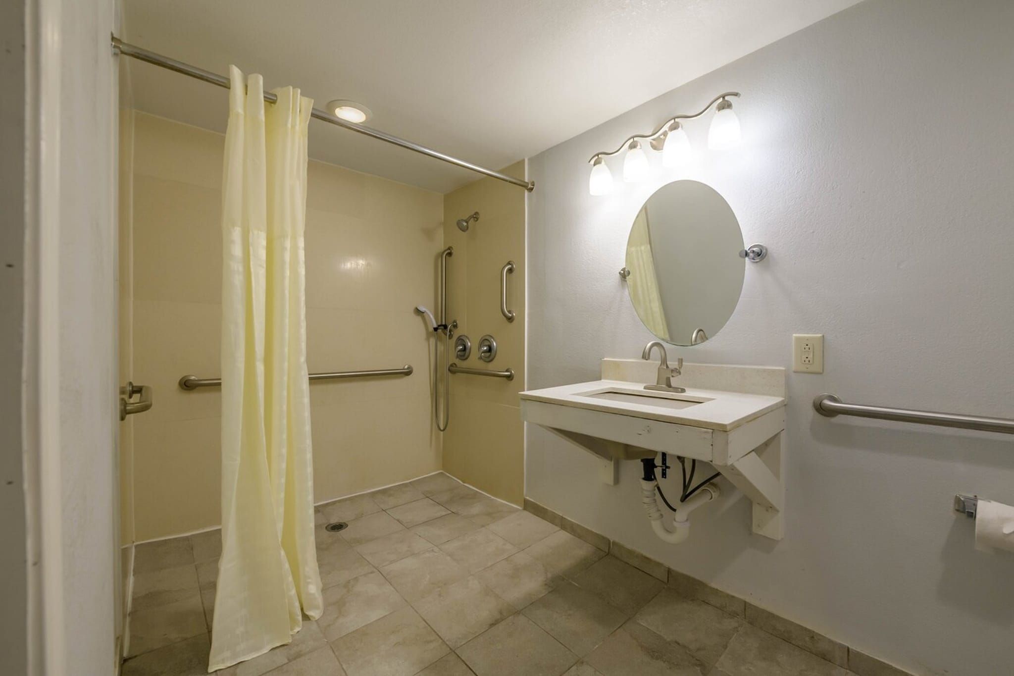 Un baño con ducha, inodoro y lavamanos.