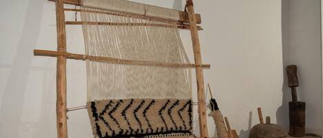 Un telar tradicional con un textil en proceso de elaboración.
