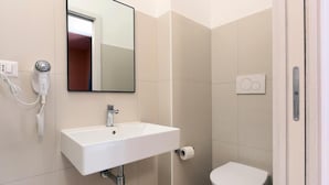 Double Room, Balcony, Courtyard View | Bilik Mandi