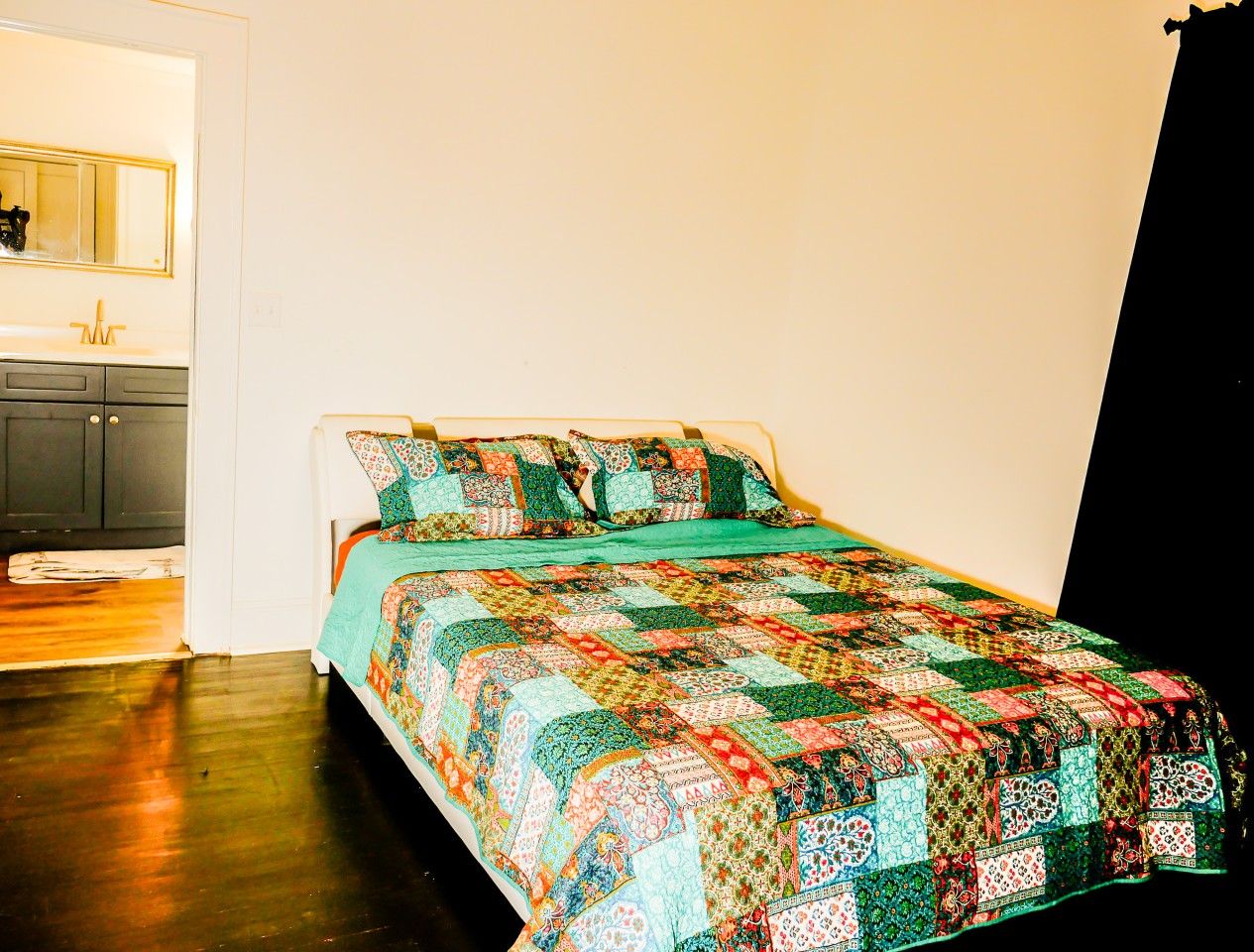 Desk, iron/ironing board, WiFi, bed sheets