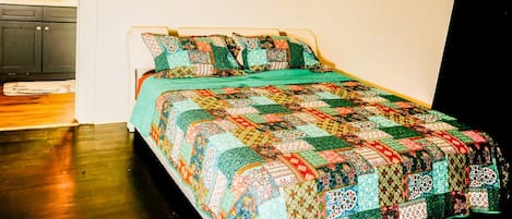 Desk, iron/ironing board, WiFi, bed sheets