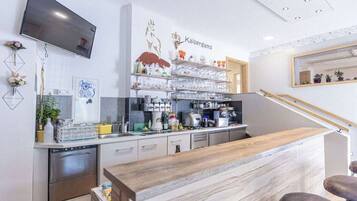 Coffee/tea maker, fridge, microwave, stovetop