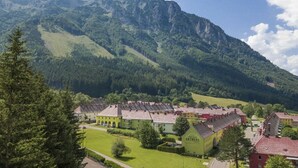 Un village de montagne aux bâtiments traditionnels, offrant une vue dégagée sur les montagnes environnantes.