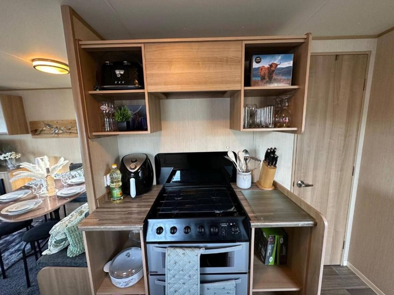 Una kitchenette compacta con estufa, horno y alacenas.