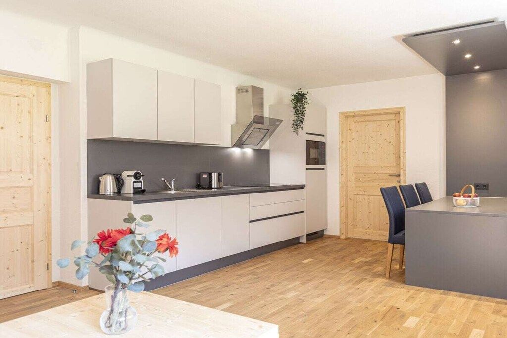 Coffee/tea maker, fridge, microwave, stovetop