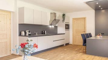 Coffee/tea maker, fridge, microwave, stovetop