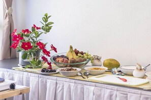 Ein Tisch mit verschiedenen Speisen und einer Topfpflanze.
