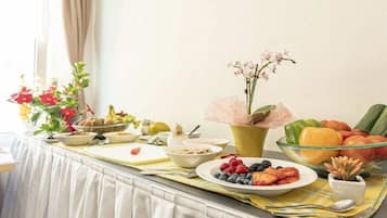 Ein Frühstücksbuffet mit verschiedenen Früchten, Gemüse und Getreideprodukten.