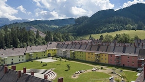 Une cour intérieure avec une allée circulaire, entourée d’immeubles à plusieurs étages présentant un style architectural uniforme.
