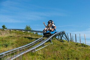 Iemand glijdt op een metalen glijbaan.