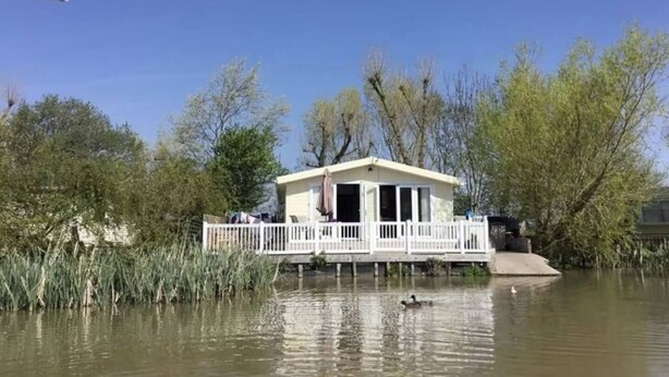 Exterior - 12 Lakeside Luxury | The Lodge | Sleeps 8 (Somerset)