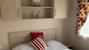 Room - 98 Nautical Cove – Family Escape | Sleeps 8 (Somerset)