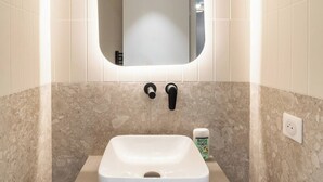 Bathroom - Superior Studio (Paris)