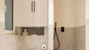 Bathroom - Superior Studio (Paris)