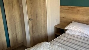 Room - 97 Nautical Cove – Family Escape | Sleeps 8 (Somerset)