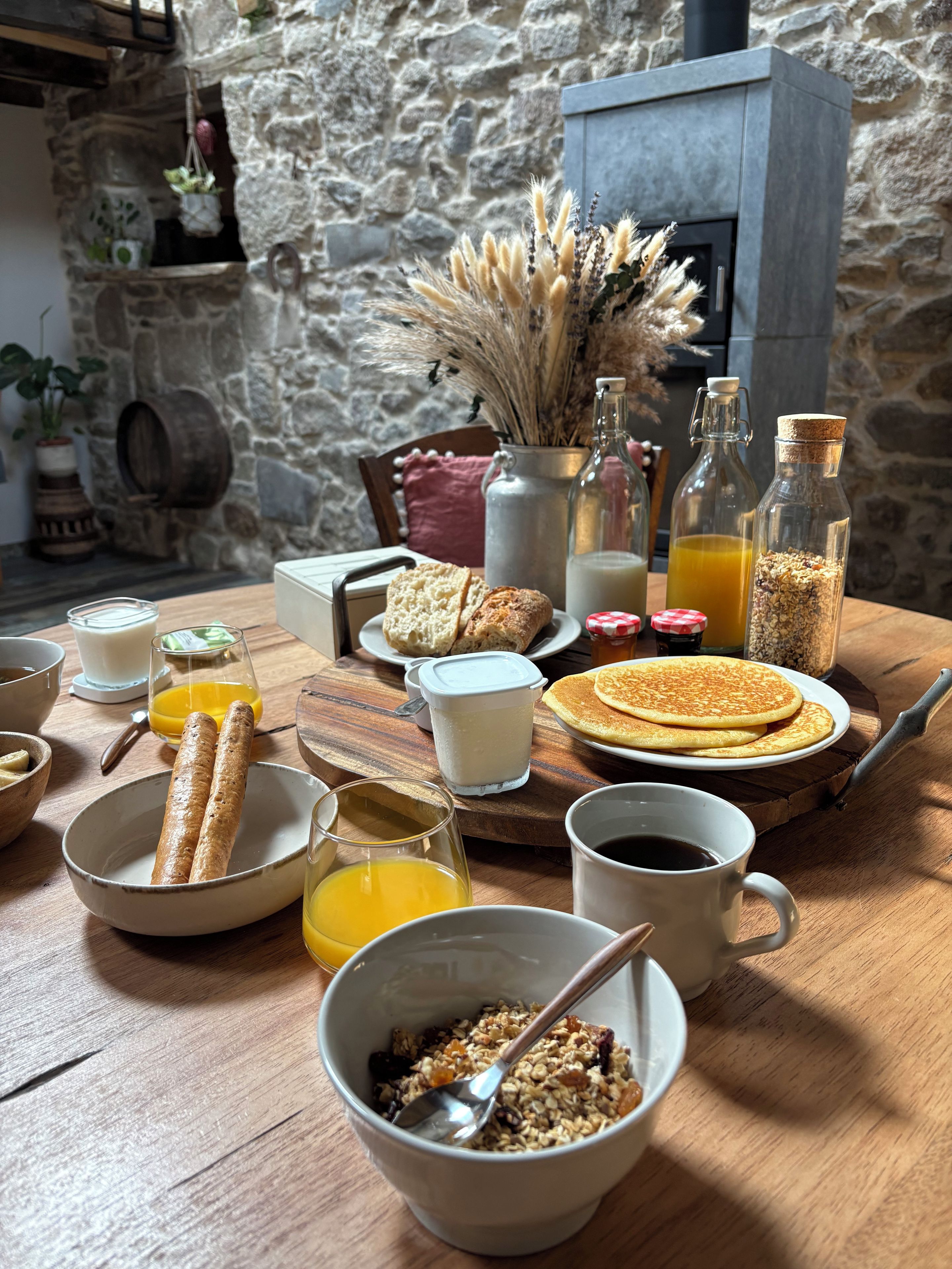 Une table de petit-déjeuner avec divers aliments et boissons.
