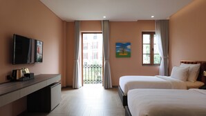 Habitació d'hotel amb llit, escriptori, televisió i un quadre a la paret.