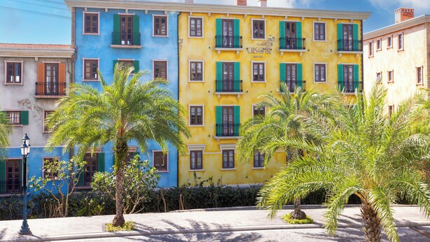 Un hotel de diversos pisos amb balcons i un cel serè.